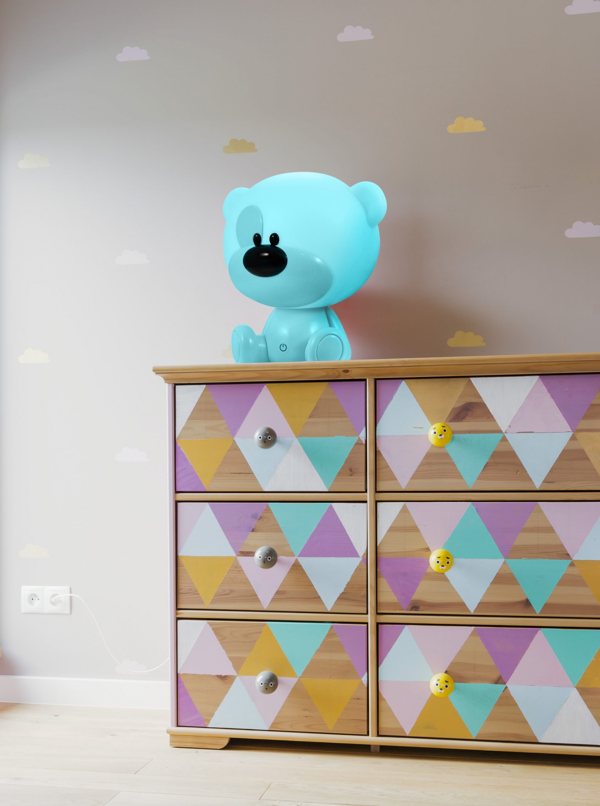 Delicacy of little girl’s pastel-coloured room