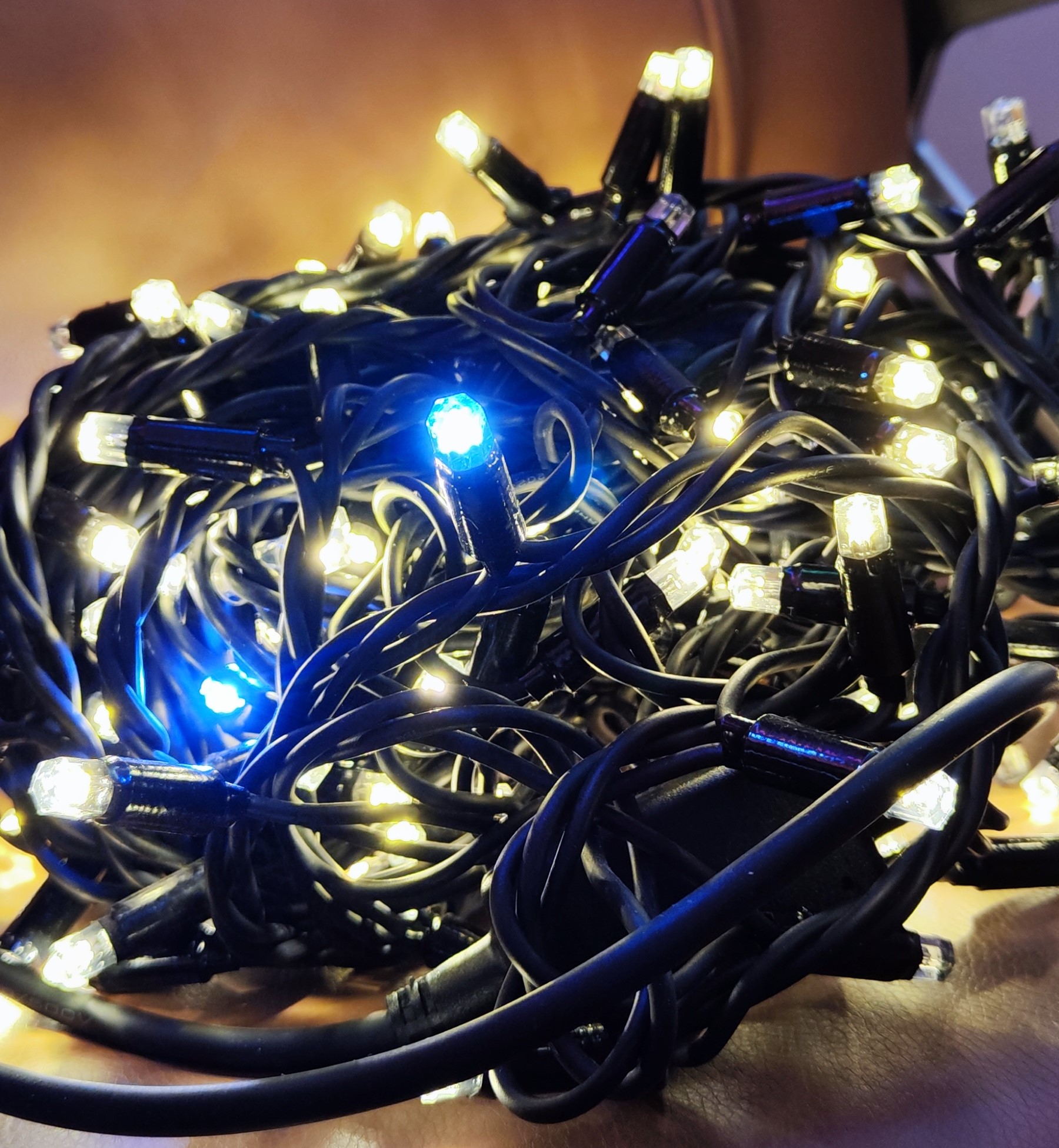 Profesionālā LED Ziemassvētku virtene, 15.3W, silti balta gaisma, 300 lampiņas, 24m, ar FLASH efektu, IP44, 220V